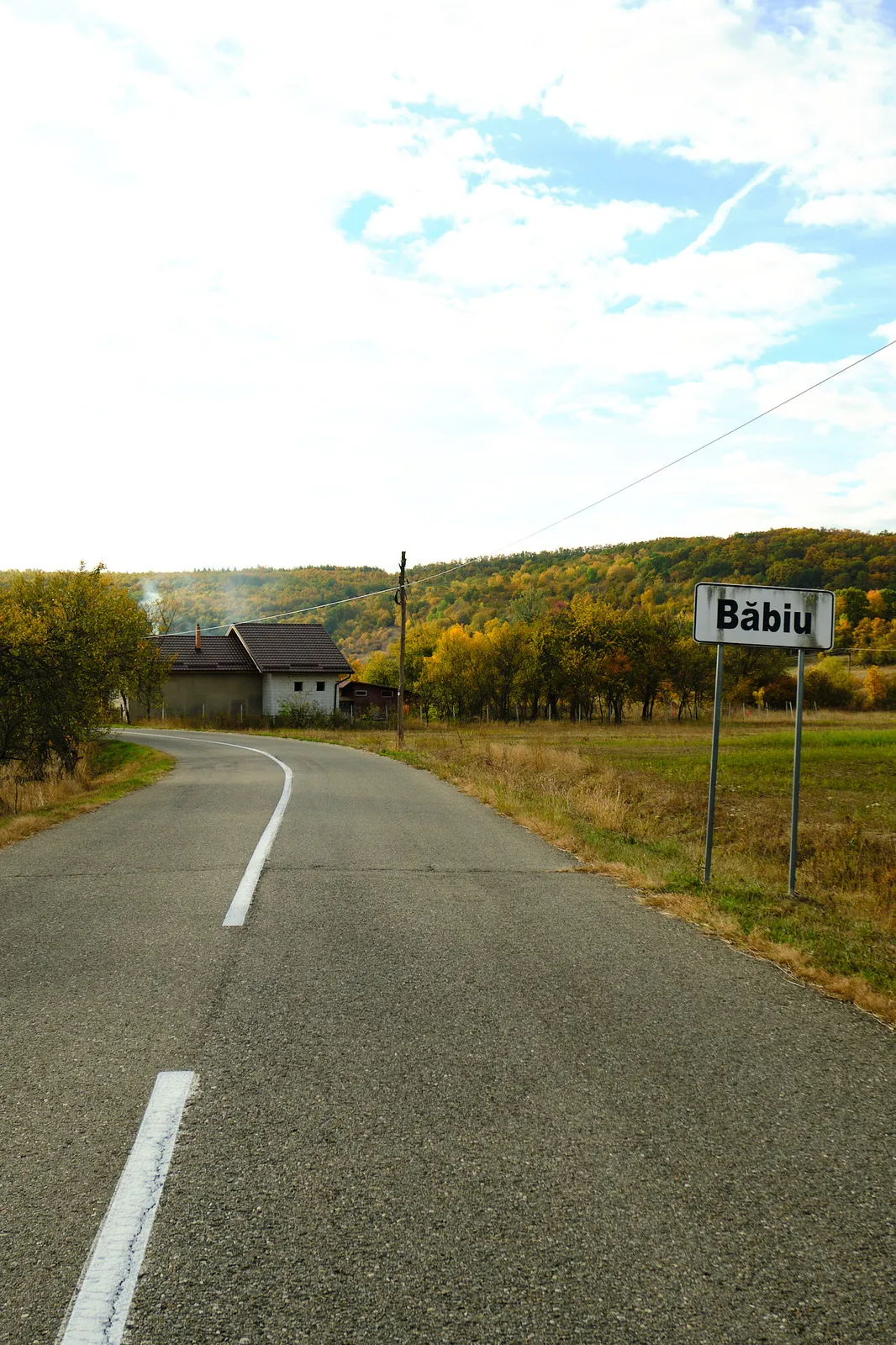 Drumul și indicatorul satului Băbiu