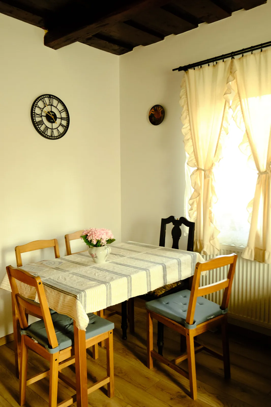 Masa din sufragerie, cu ceasul de perete